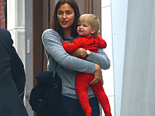 Снова с дочкой: Ирина Шейк гуляет с Леей в Нью-Йорке