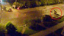 На полном ходу в дорожную яму: страшное ДТП в Кемерове попало на видео