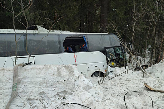В ДТП с автобусом с детской хоккейной командой погибли трое пассажиров и водитель