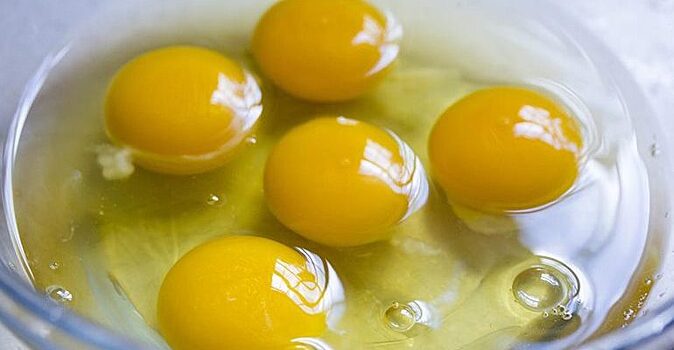 Польза яичного желтка для детей и взрослых
