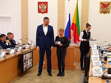 Предприниматель Забайкалья отдала медаль конкурса «100 лучших товаров России» сотруднице своего цеха