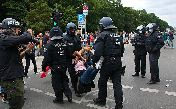 В Германии во время протестов получили ранения 50 полицейских