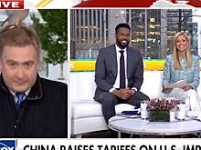 Журналисту Fox News в прямом эфире у Белого дома села на голову птица