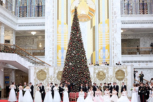Минск: Дворец Независимости собрал участников новогоднего бала