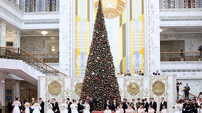 Минск: Дворец Независимости собрал участников новогоднего бала