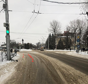 Водитель снес ограждение и протаранил светофор