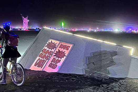 Российские художники сконструировали утопающий в песке город для Burning Man