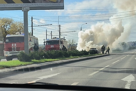В Волгограде на Первой Продольной в результате ДТП сгорел легковой автомобиль