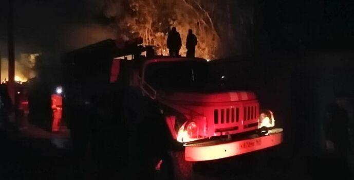 В Ростовской области пожар уничтожил семь построек в одном из хуторов