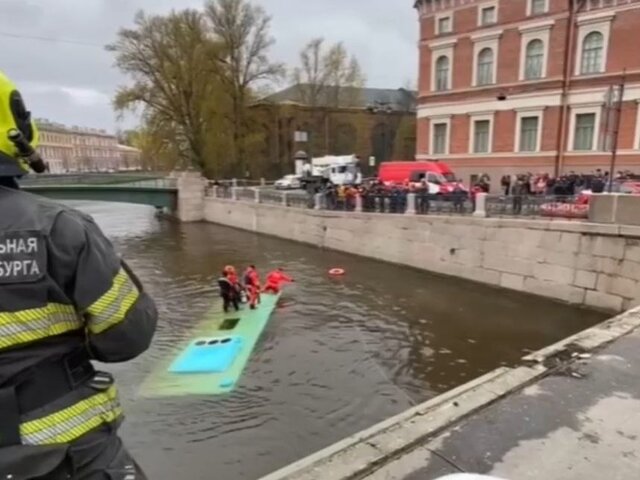 МЧС: три человека погибли при падении автобуса в реку в Петербурге