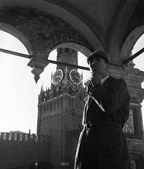 Вячеслав Зайцев во время прогулки по Москве, 1964 год