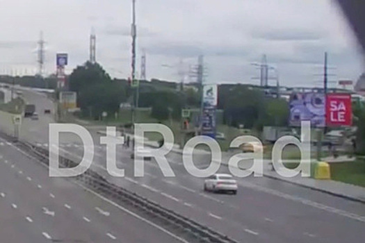 Появилось видео наезда такси на переходивших дорогу людей в Москве