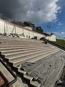 В Ижевске начали перекладывать ступени на спуске от монумента «Навеки с Россией» к набережной