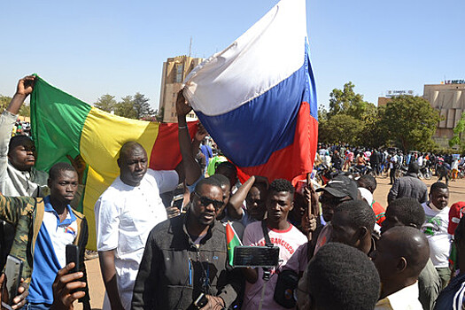 На улицах Буркина-Фасо после военного переворота появились российские флаги