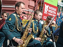 Музыканты Московского командного училища сыграли Smokе on the water у стен Кремля