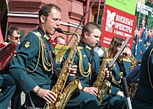 Музыканты Московского командного училища сыграли Smokе on the water у стен Кремля