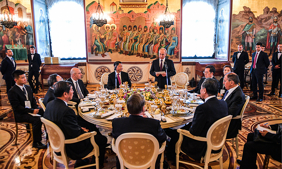 Председатель КНР Си Цзиньпин и президент РФ Владимир Путин во время государственного обеда от имени президента РФ в честь председателя КНР в Грановитой палате Кремля, 2019 год