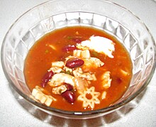 Томатный суп с фасолью и курицей