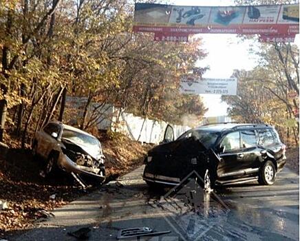 Во Владивостоке Land Cruiser 200 столкнулся с кроссовером