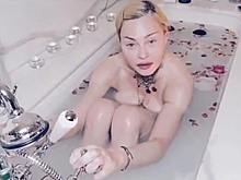 Мадонна рассказала о коронавирусе сидя в ванной