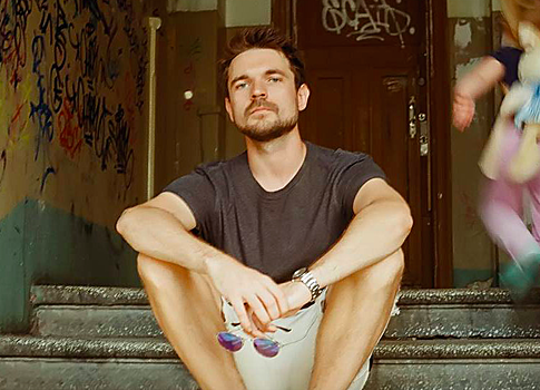 На них нужно подписаться: сексуальный учитель французского с самой смешной и легкой методикой