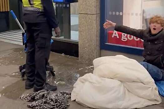 В Лондоне охранник McDonald's напал на бездомного и вылил воду на его вещи