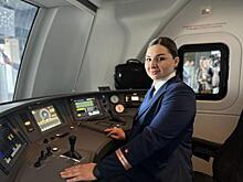 Управление «Ласточкой» доверили женщине-машинисту