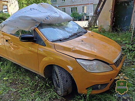 Уличные хулиганы помяли иномарку железнодорожной шпалой