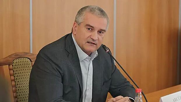 Аксенов отправил в отставку главу Госкомнаца