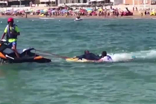 Буксировку гигантского ската сняли на видео у берегов Испании