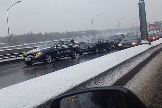 В Санкт-Петербурге образовалась пробка из автомобилей Mercedes на летней резине