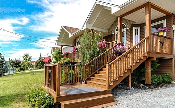 Деревянное крыльцо: как правильно рассчитать размеры и нужно ли делать фундамент? 33 примера