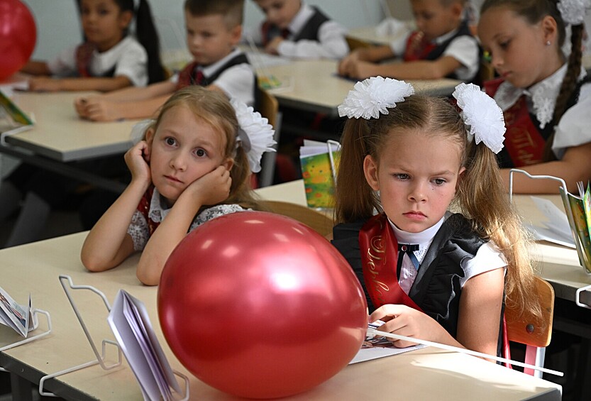 Школьники во время классного собрания по окончании торжественной линейки, посвященной началу учебного года, в школе №7 им. А.В. Мокроусова в Симферополе