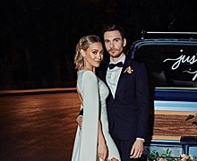 Платье с рукавами-шлейфом и авто с жестяными банками: Хилари Дафф показала первое фото с тайной свадьбы
