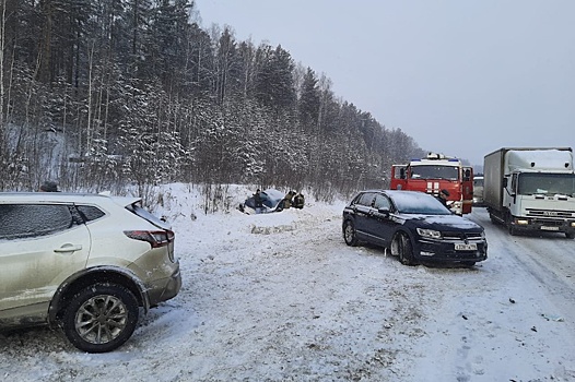 Более 20 автомобилей столкнулись в Свердловской области