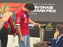 Леклер потрогал чемпионский трофей перед Гран-при Абу-Даби