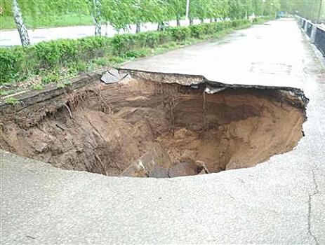 В Автозаводском районе Тольятти на набережной Волги произошел масштабный провал грунта