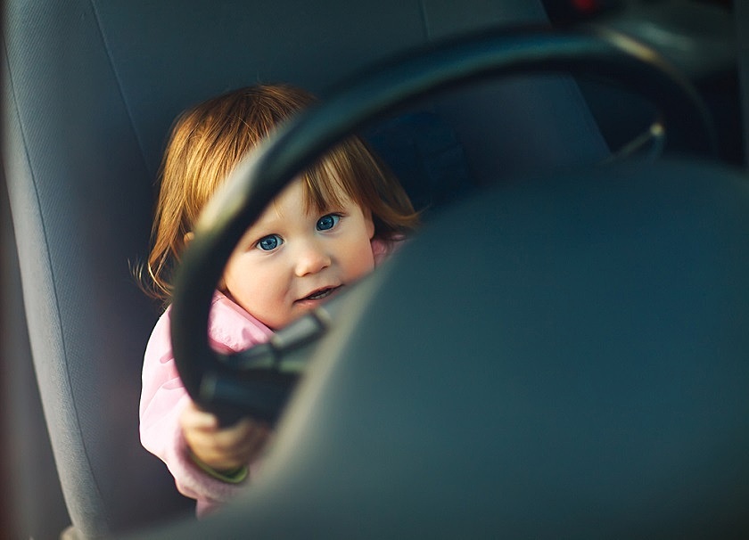 В России оштрафовали родителей, посадивших 1,5-годовалого ребенка за руль