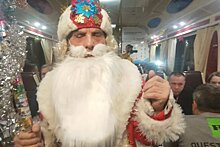 Пассажиров крымского поезда поздравил Дед Мороз из Тосно