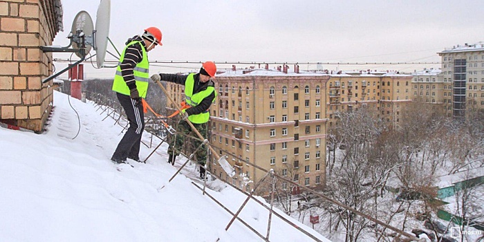 Этой зимой очищать крыши от снега в Лефортове будут свыше 170 человек