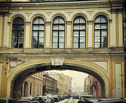 Петербургские руферы спели для горожан с арки Главпочтамта