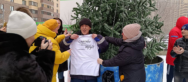 В Тюмени жители ЖК поздравили дворника с Новым годом