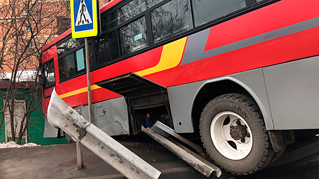 В Иркутске рейсовый автобус с пассажирами съехал в кювет