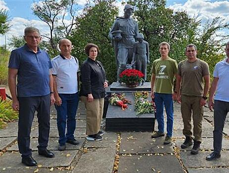 Депутаты Самарской губернской думы побывали в Снежном в юбилейный день освобождения от немецко-фашистских захватчиков