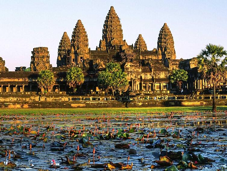 Вскарабкайтесь на развалины Ангкор-Ват в Камбодже.