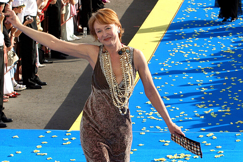 Актриса Лариса Удовиченко перед началом церемонии открытия XVII российского фестиваля «Кинотавр» в Сочи, 4 июня 2006 года