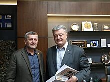 Порошенко подарили книжку «как вернуть Крым»