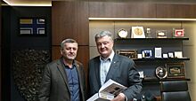 Порошенко подарили книжку «как вернуть Крым»