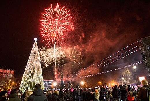 В центре Севастополя зажглись огни новогодней елочки