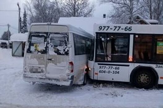 Два человека госпитализированы после ДТП под Петербургом